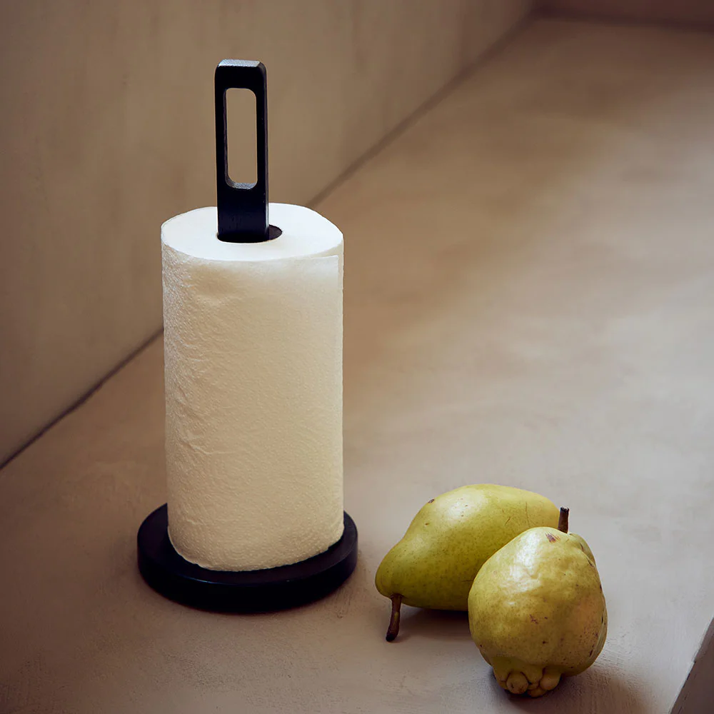 Køkkenrulleholder i sortlakeret eg fra Andersen Furniture med køkkenrulle på køkkenbord