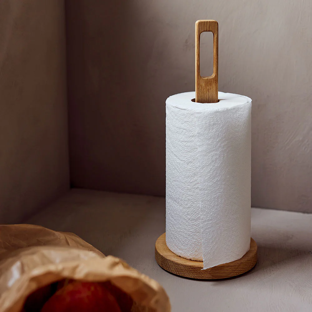 Køkkenrulleholder i eg fra Andersen Furniture med køkkenrulle på køkkenbord