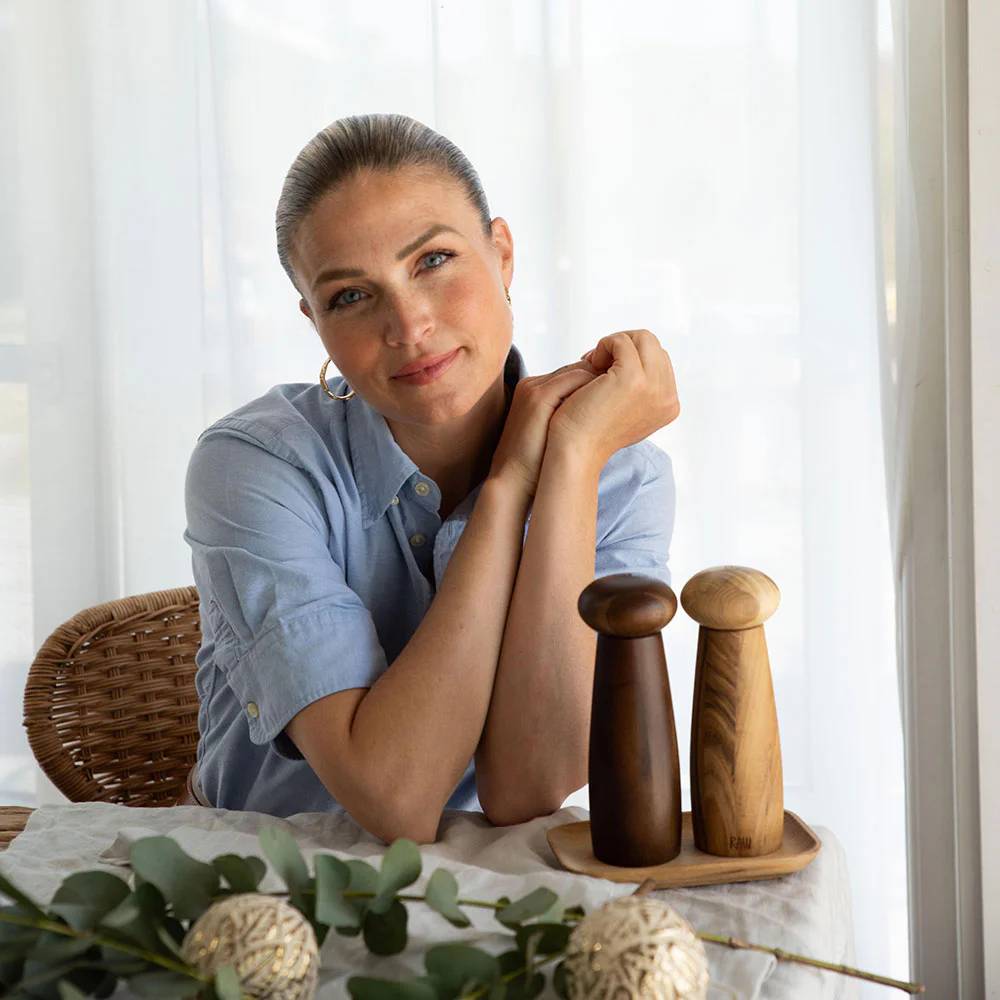 Christiane Schaumburg-Müller med Raw kværnesæt med bakke i teak og akacie