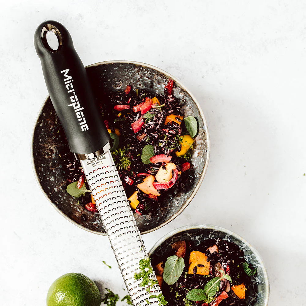 Microplane Premium Classic Zester liggende på skål