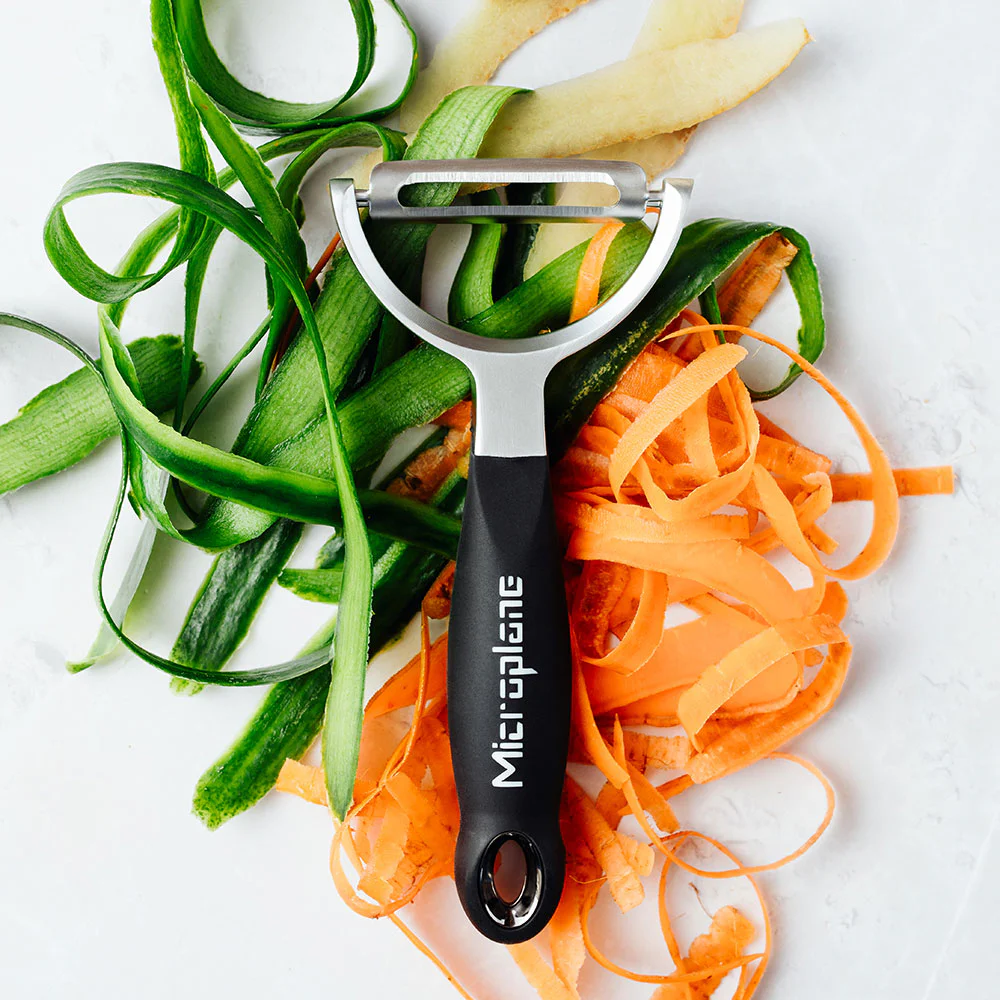 Microplane Professional Y skræller straight med strimlet agurk og gulerod