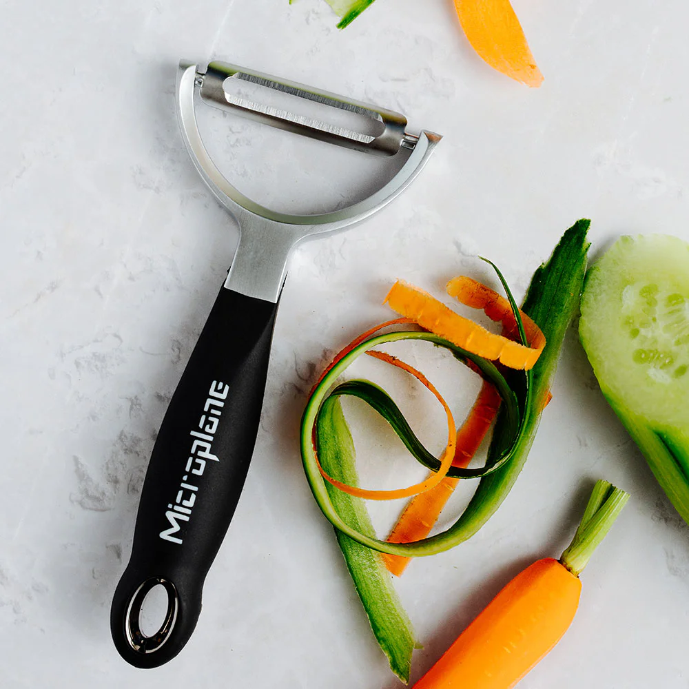 Microplane Professional Y skræller straight med agurk og gulerod