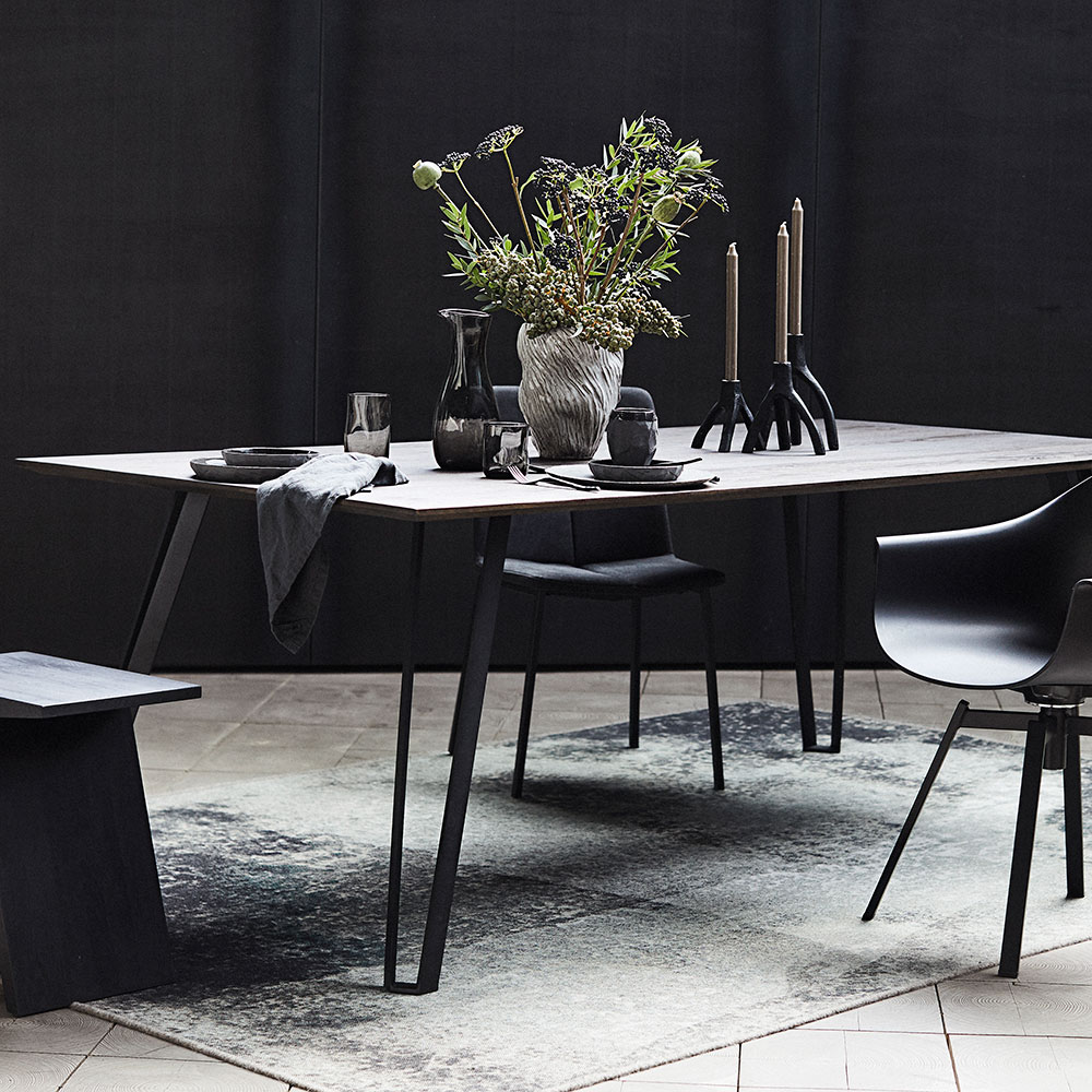 Vandkaraffel i røget glas i serien Furo fra Muubs som del af elegant borddækning