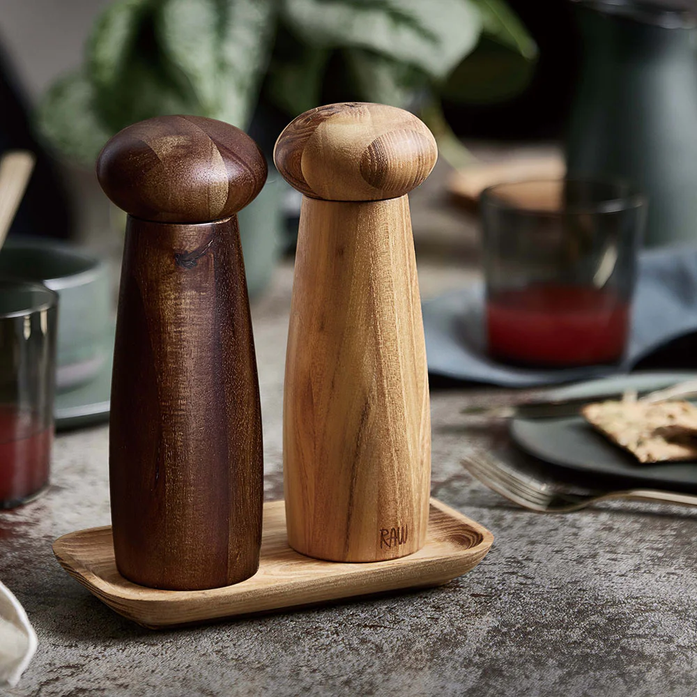 Raw kværnesæt med bakke i teak og akacie på bord