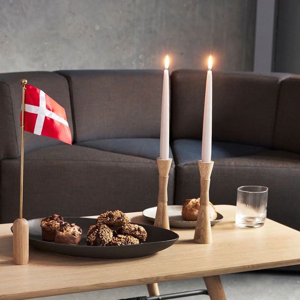 Celebrating bordflag fra Andersen på sofabord med lys og boller