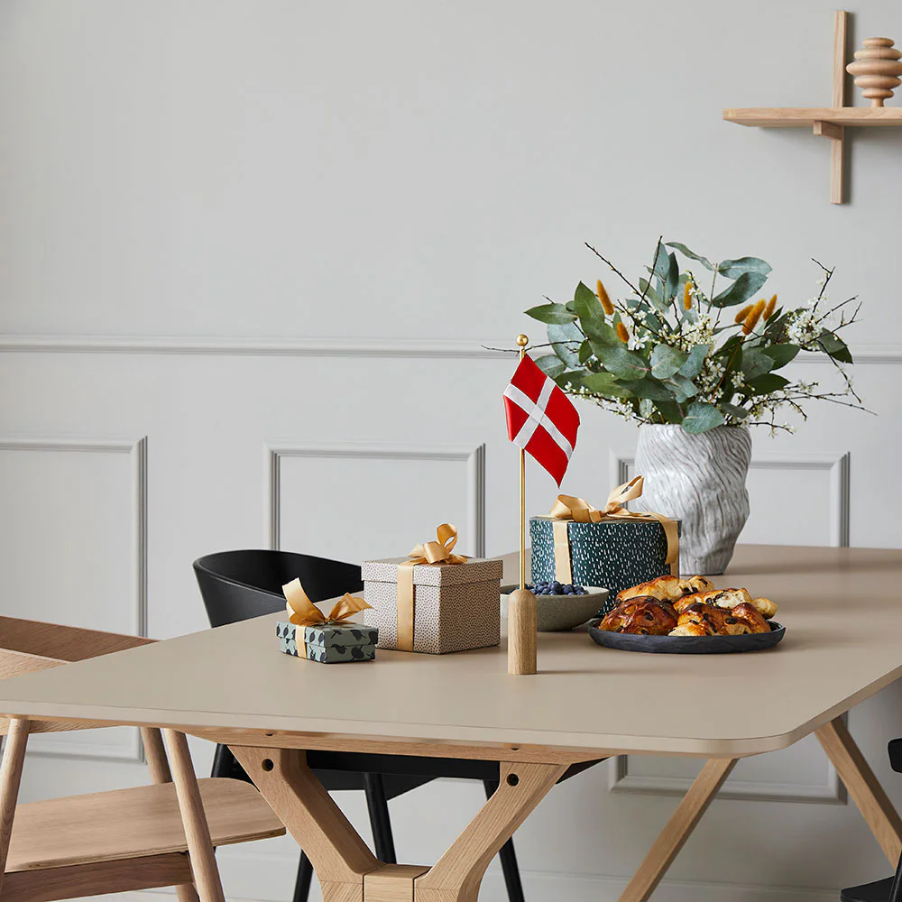 Celebrating bordflag fra Andersen på spisebord med gaver og en buket blomster