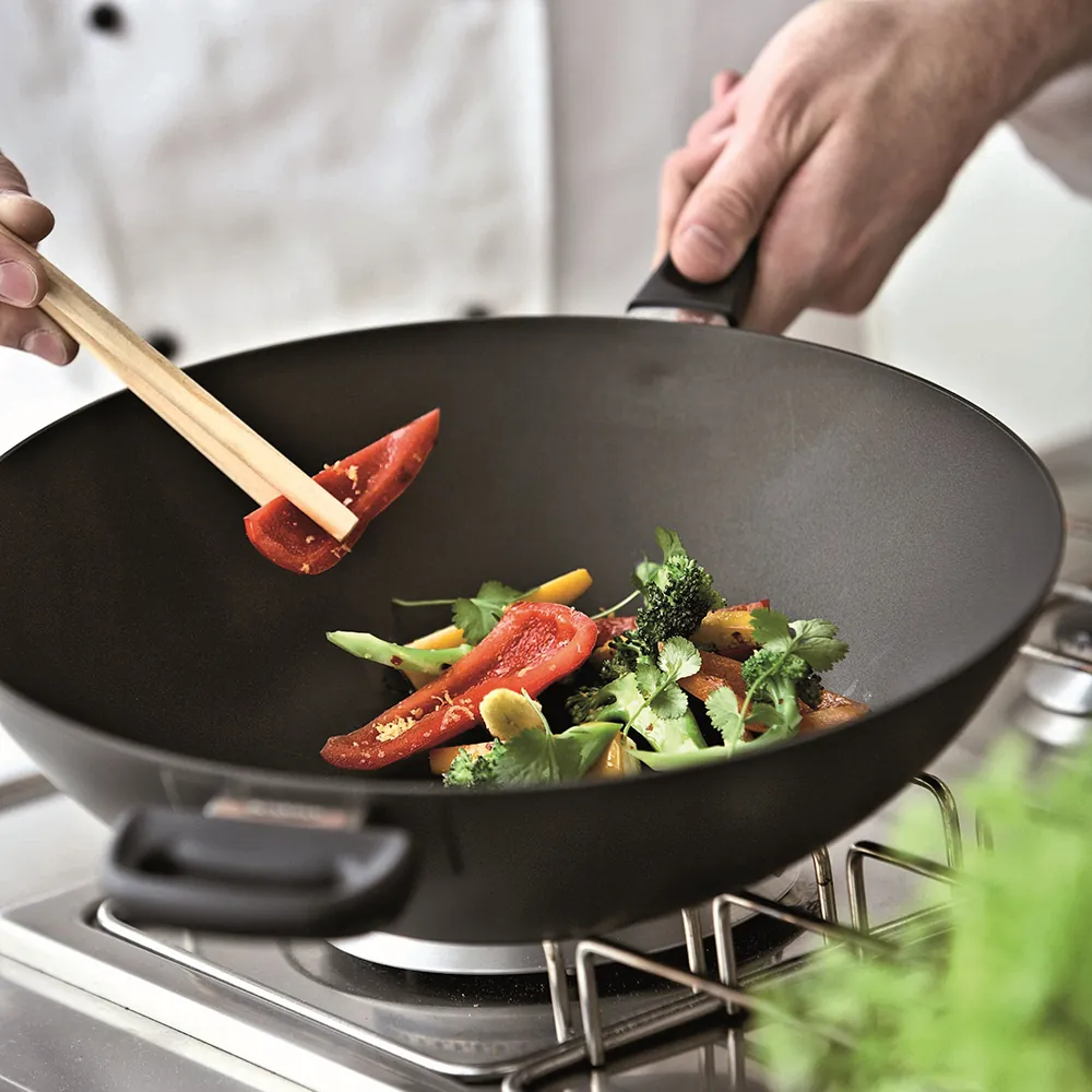 Scanpan Classic Induction wok 32 cm i brug på gaskomfur