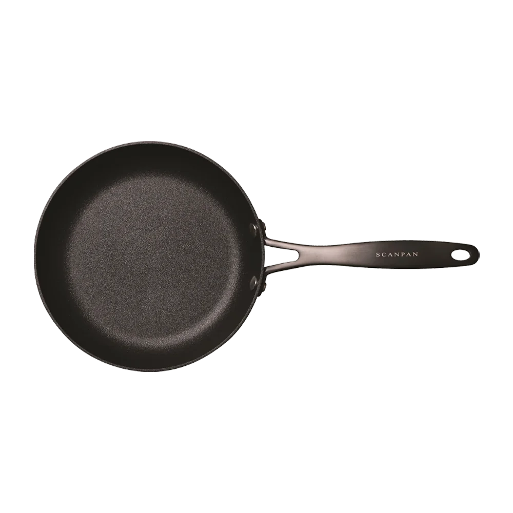 Lille sort stegepande fra Scanpan Pro SB+ serien set fra oven