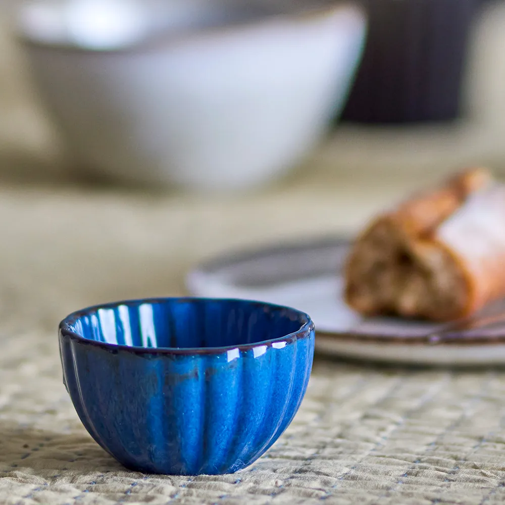 Bloomingville Latina snack skål 9 cm i farven mørkeblå på et bord
