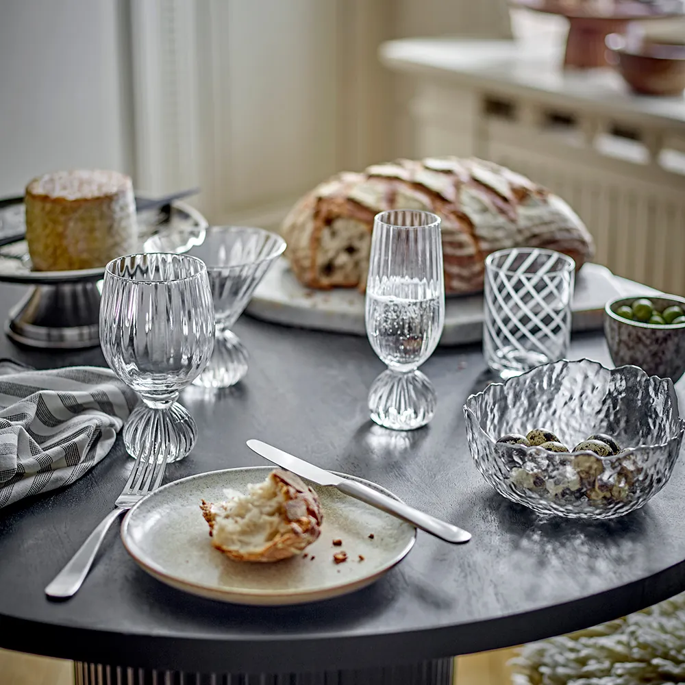 Taurin vinglas fra Bloomingville som en del af elegant boddækning