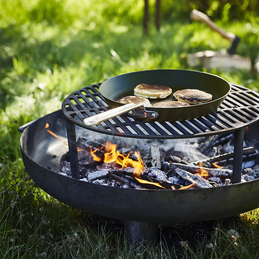 Scanpan Black Iron stegepande anvendes på grill og bål