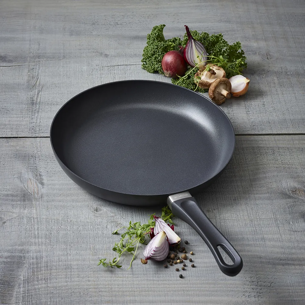 Scanpan Classic Induction Stegepande på et træbord