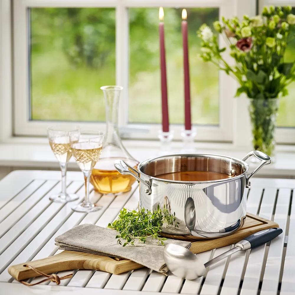 Scanpan Fusion 5 gryde med vinglas i baggrunden