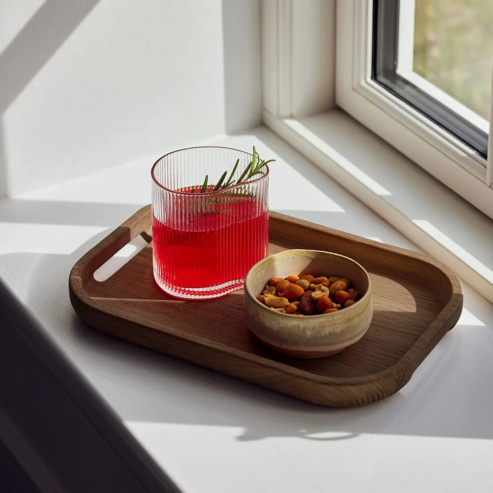 Andersen Flection serveringsbakke i ask i medium med glas og snackskål