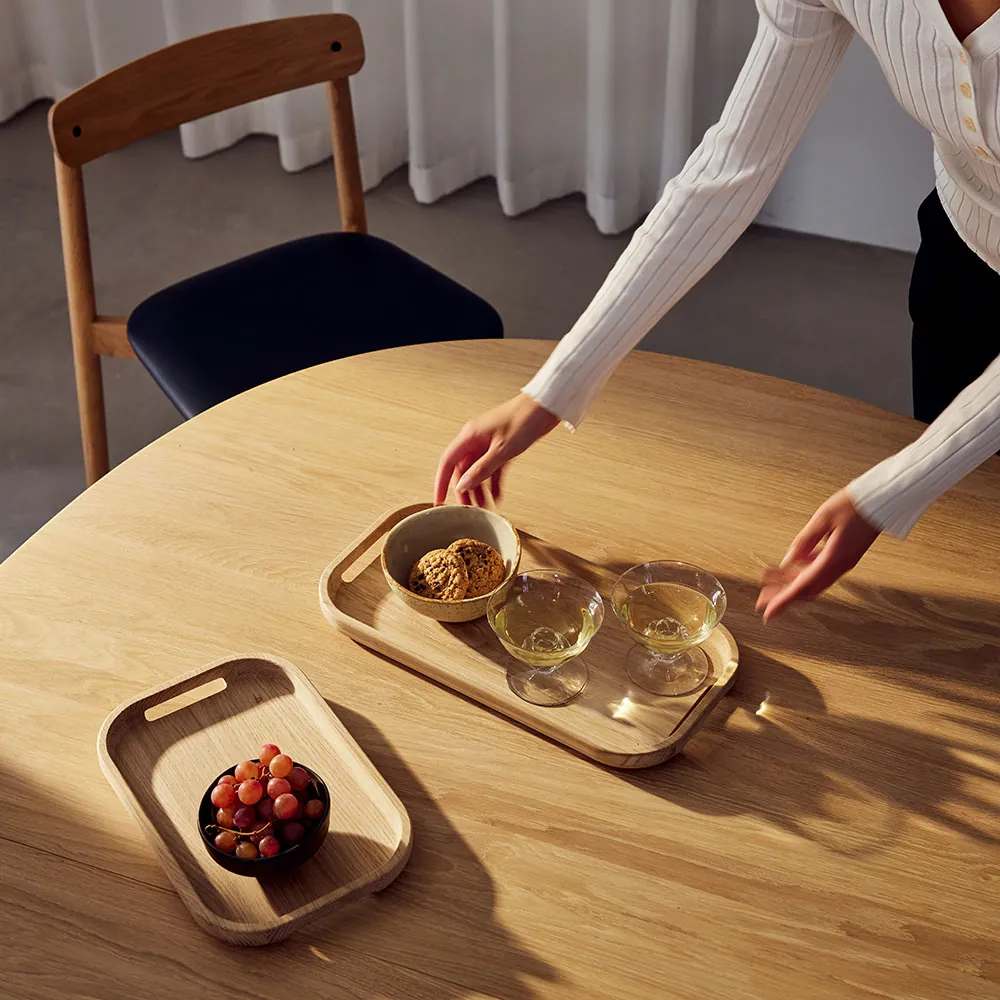 Andersen Flection serveringsbakke i eg i medium og large til servering