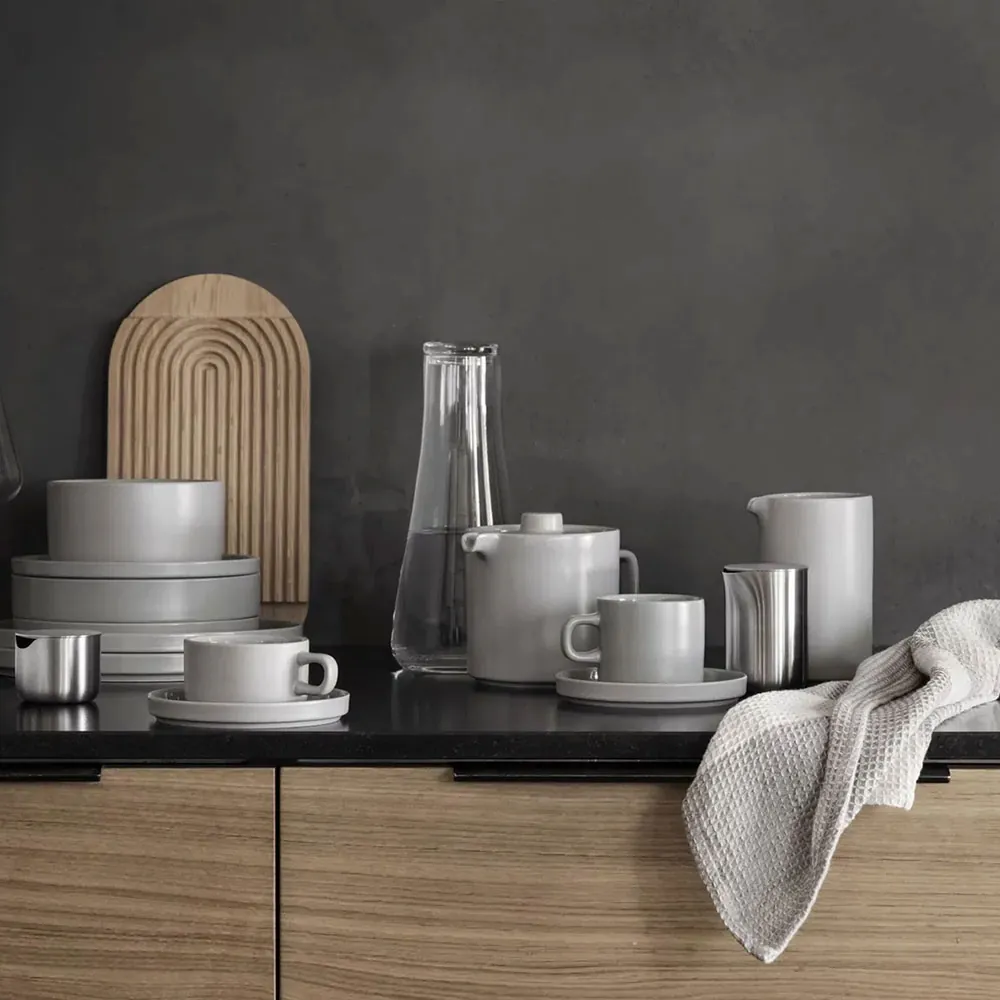 Blomus BASIC mælkekande 250 ml og andre Blomus produkter på køkkenbord