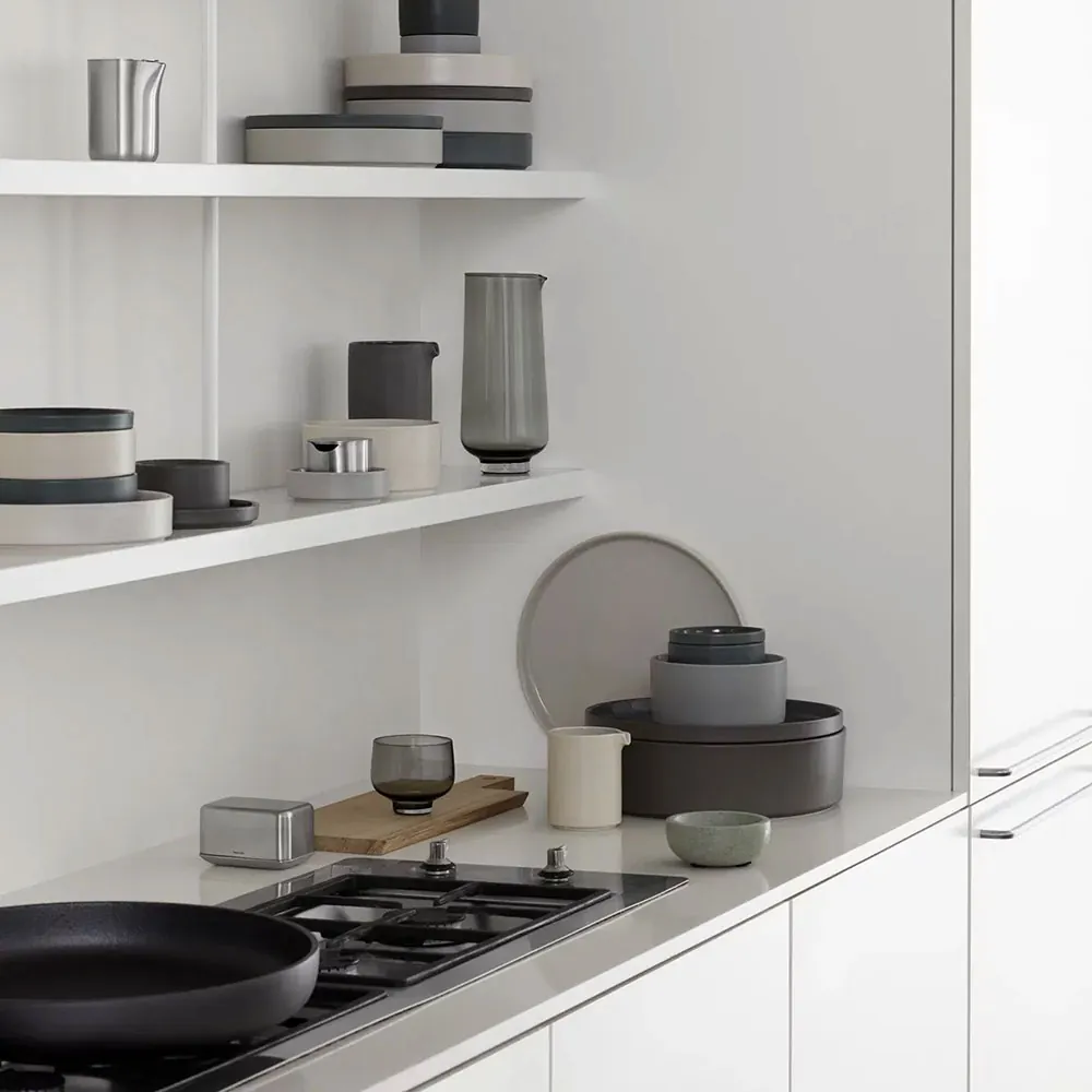 Blomus BASIC mælkekande 250 ml på køkkenhylde
