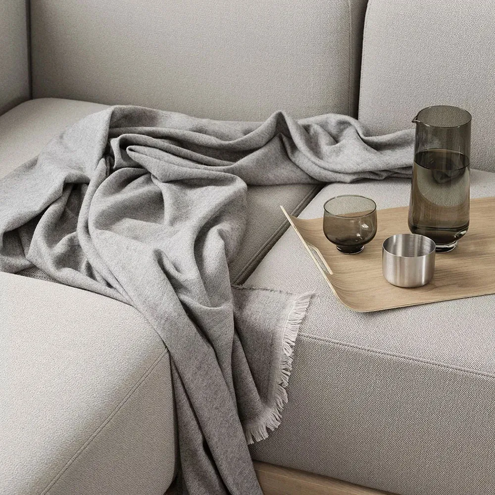 Blomus BASIC snackskål 220 ml på bakke på sofa