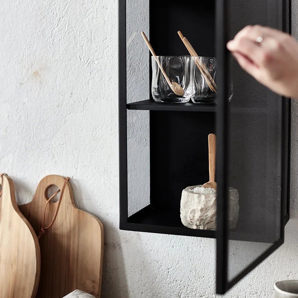 2 vandglas S i klar glas i serien Furo fra Muubs i sort vitrineskab