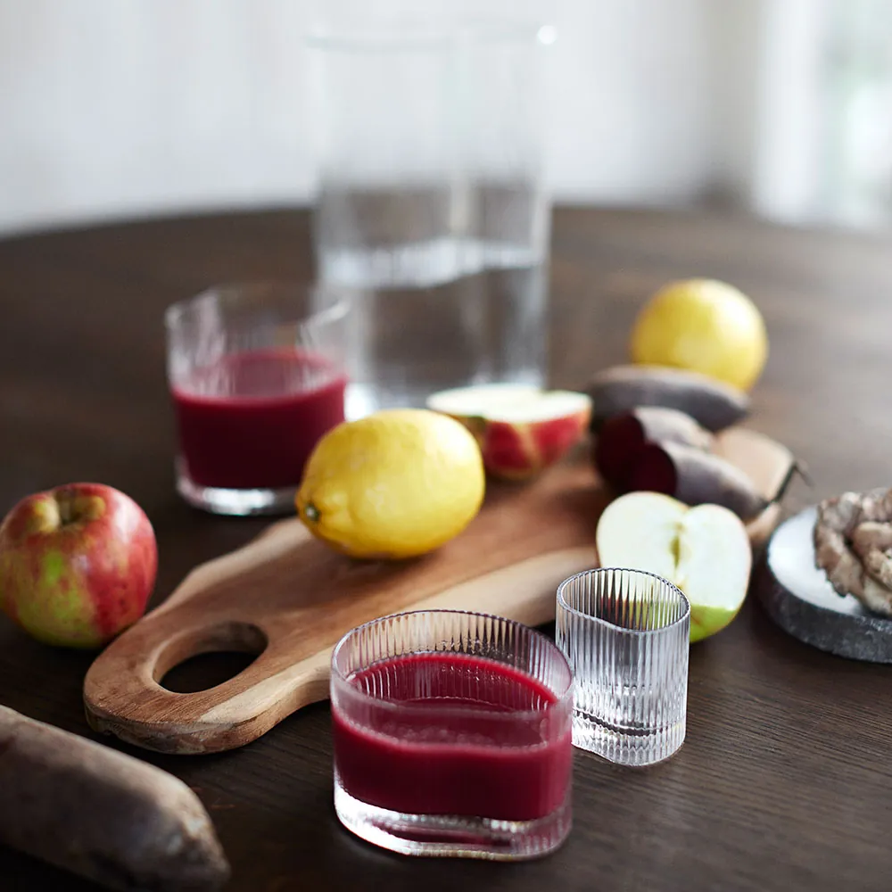 Vandglas low og mini samt karaffel i serien Ripe fra Muubs med rød juice