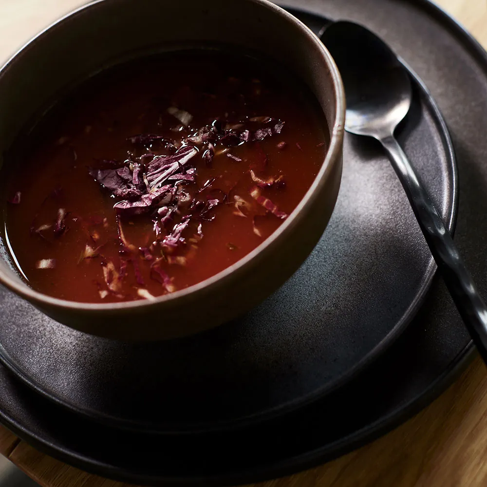 Ceto morgenmadsskål i farven mocha fra Muubs i brug til suppe