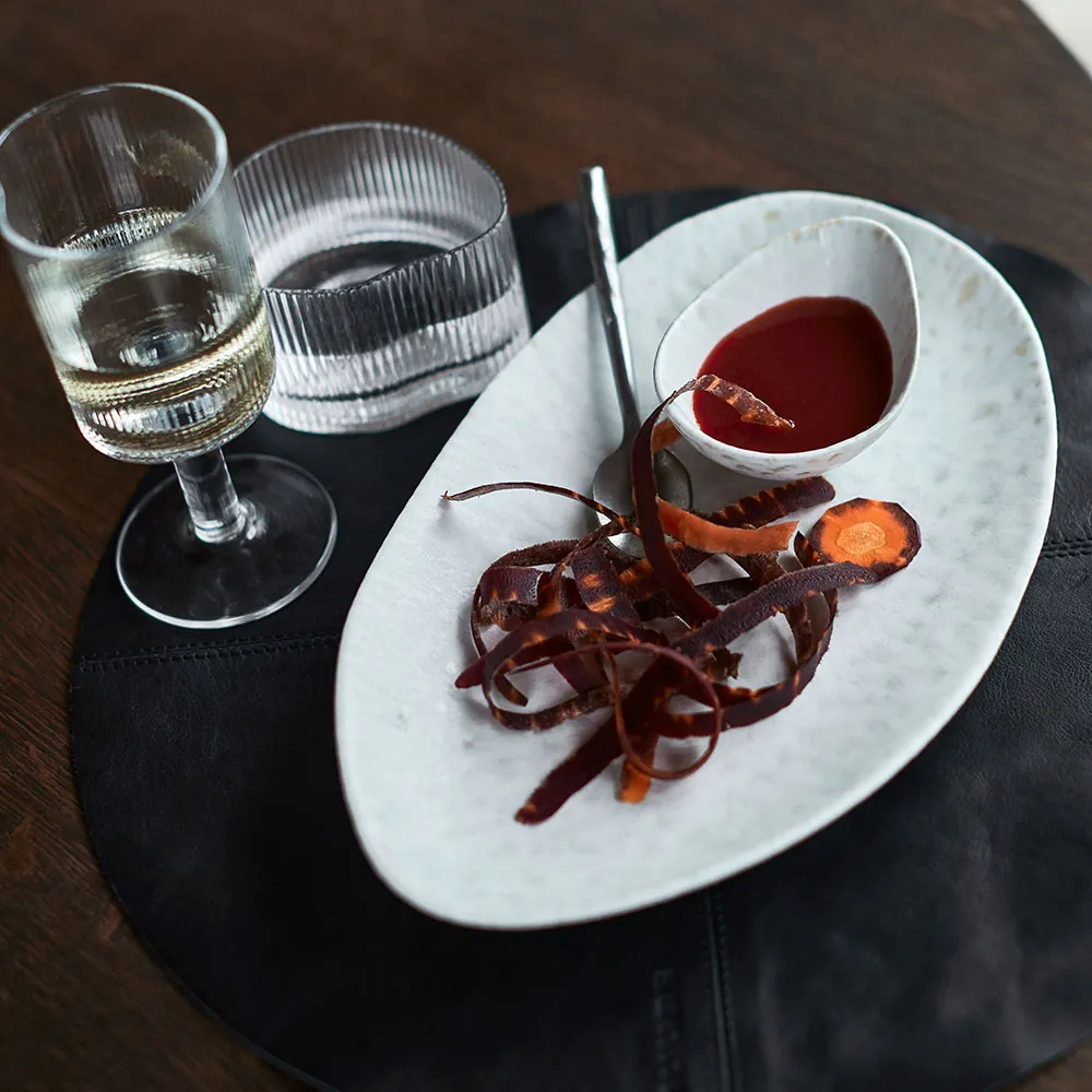 Tega dipskål i keramik fra Muubs sammen med Ripe glas
