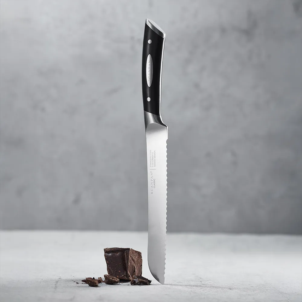 Scanpan Classic brødkniv stående vertikalt