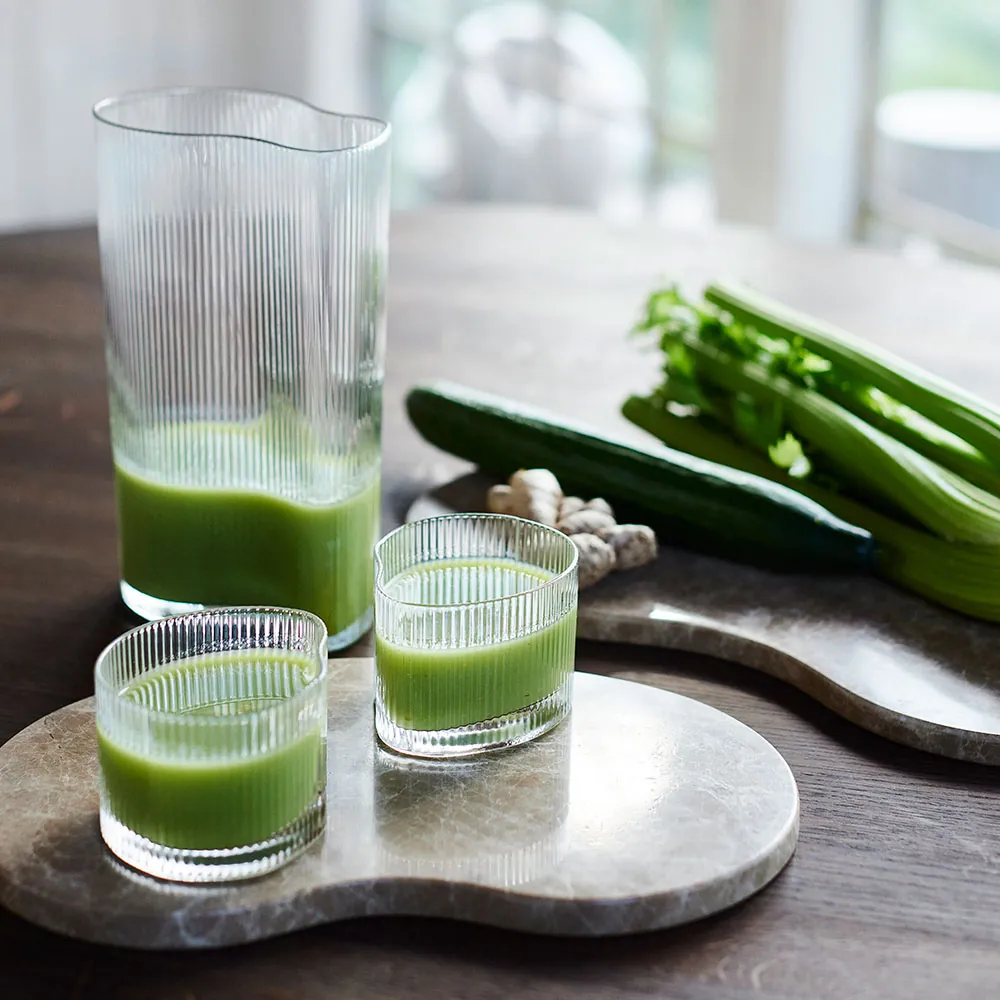 Vandglas low og karaffel i serien Ripe fra Muubs med grøn juice
