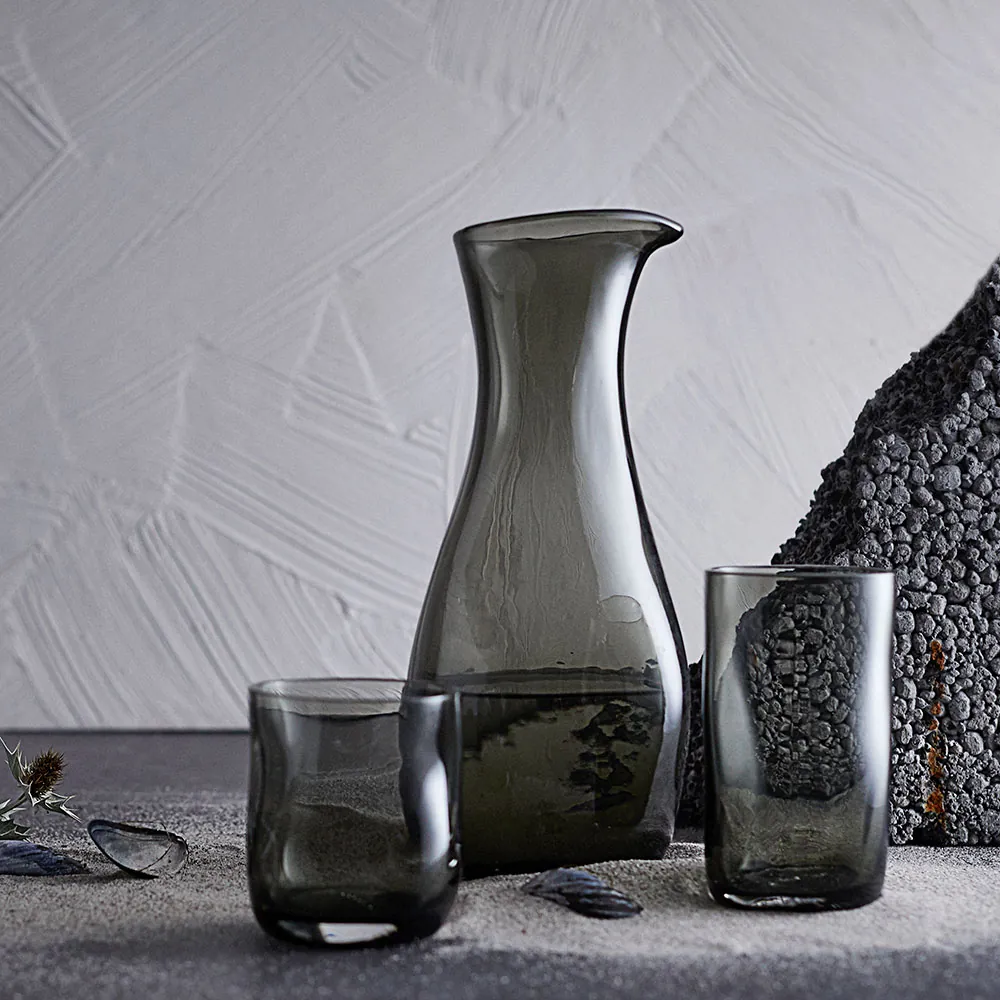 Furo serien i røget glas. 2 glas og vandkaraffel fra Muubs.