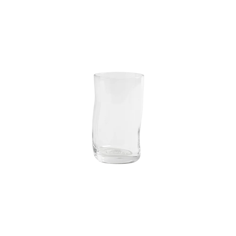 Vandglas large i klar glas i serien Furo fra Muubs set fra siden