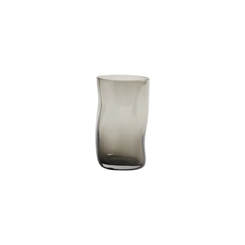 Vandglas large i røget glas i serien Furo fra Muubs set fra siden