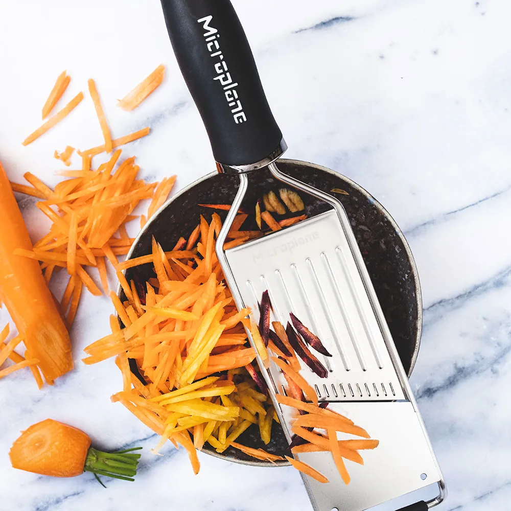 Microplane Gourmet Julienne Slicer rivejern med gulerod