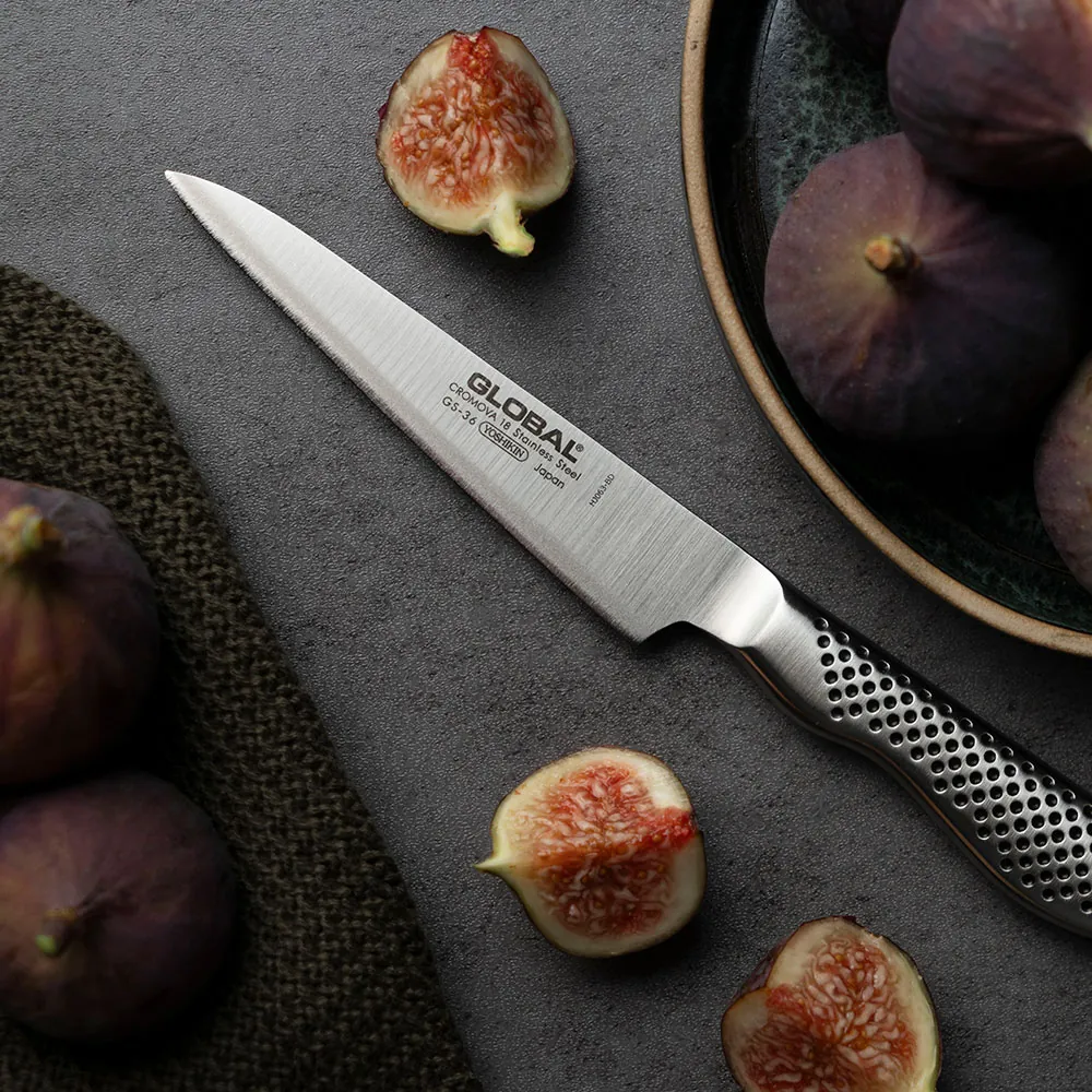 Global GS-36 universalkniv på bord med figner