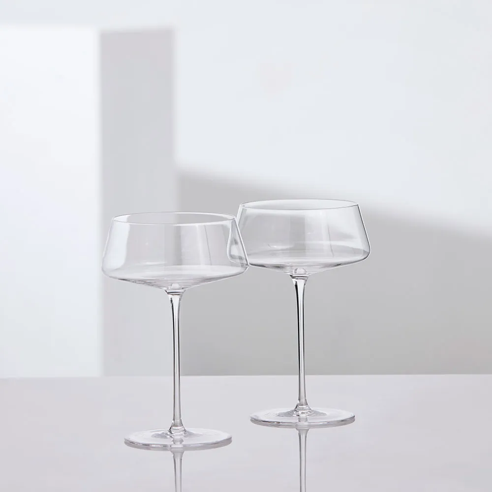 To Aida Ultima cocktailglas på grå baggrund