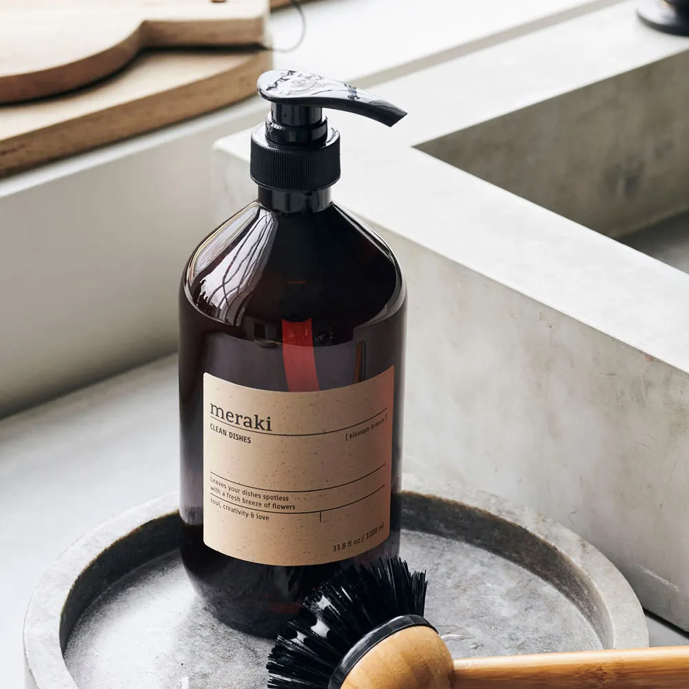 Meraki Blossom Breeze opvaskemiddel 1000 ml med opvaskebørste ved køkkenvask