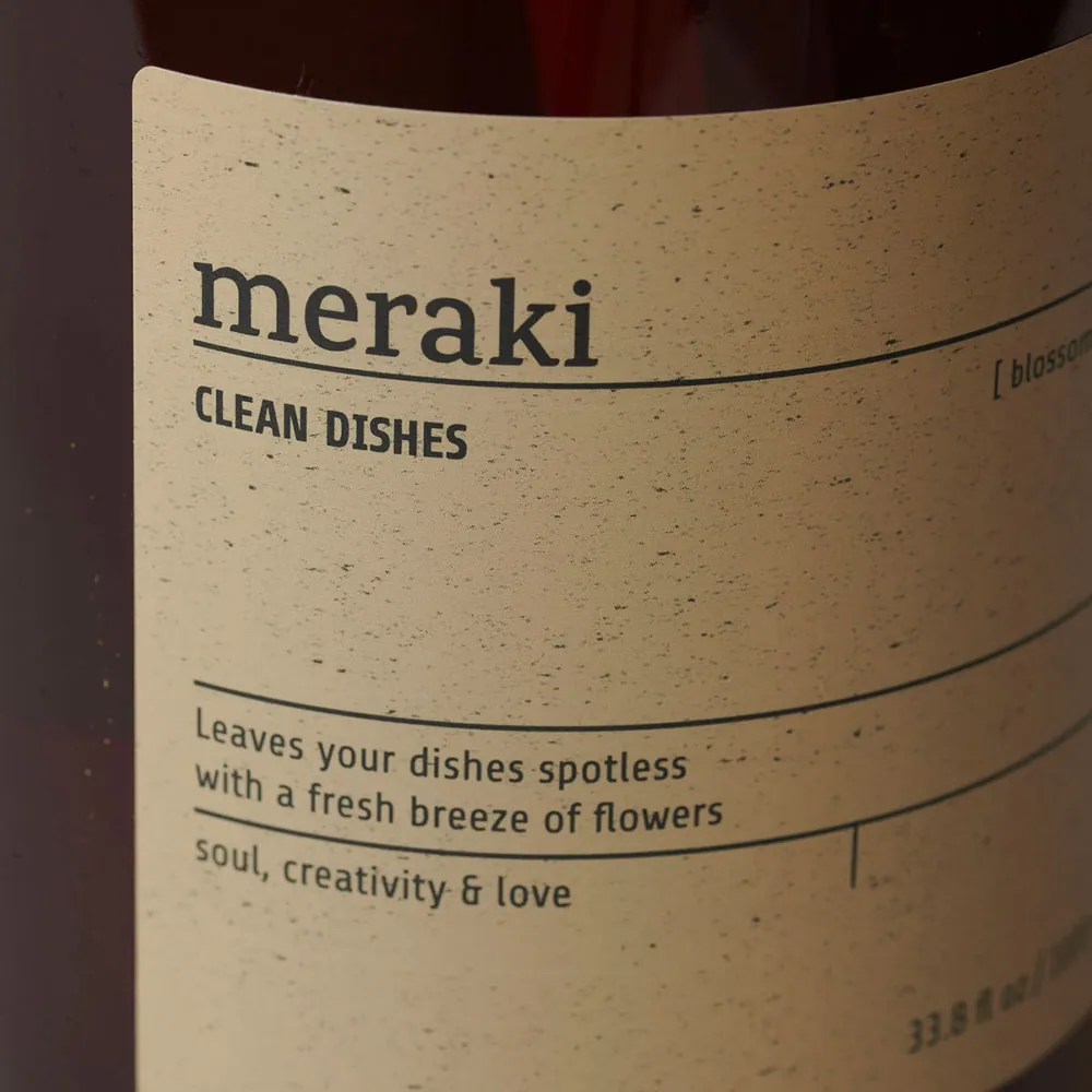 Nærbillede af label på Meraki Blossom Breeze opvaskemiddel 1000 ml