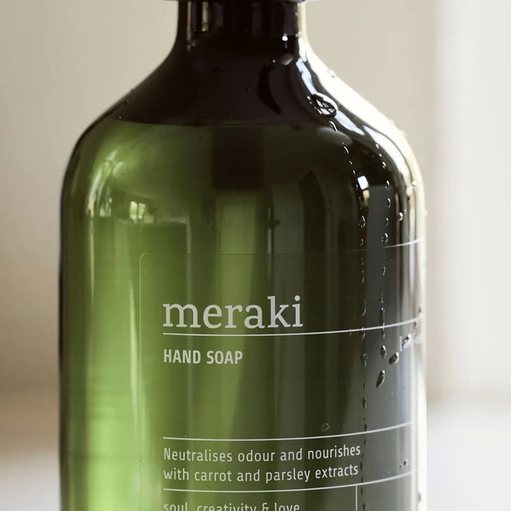 Nærbillede af grøn flaske med Meraki Anti-odour håndsæbe med pumpe 490 ml