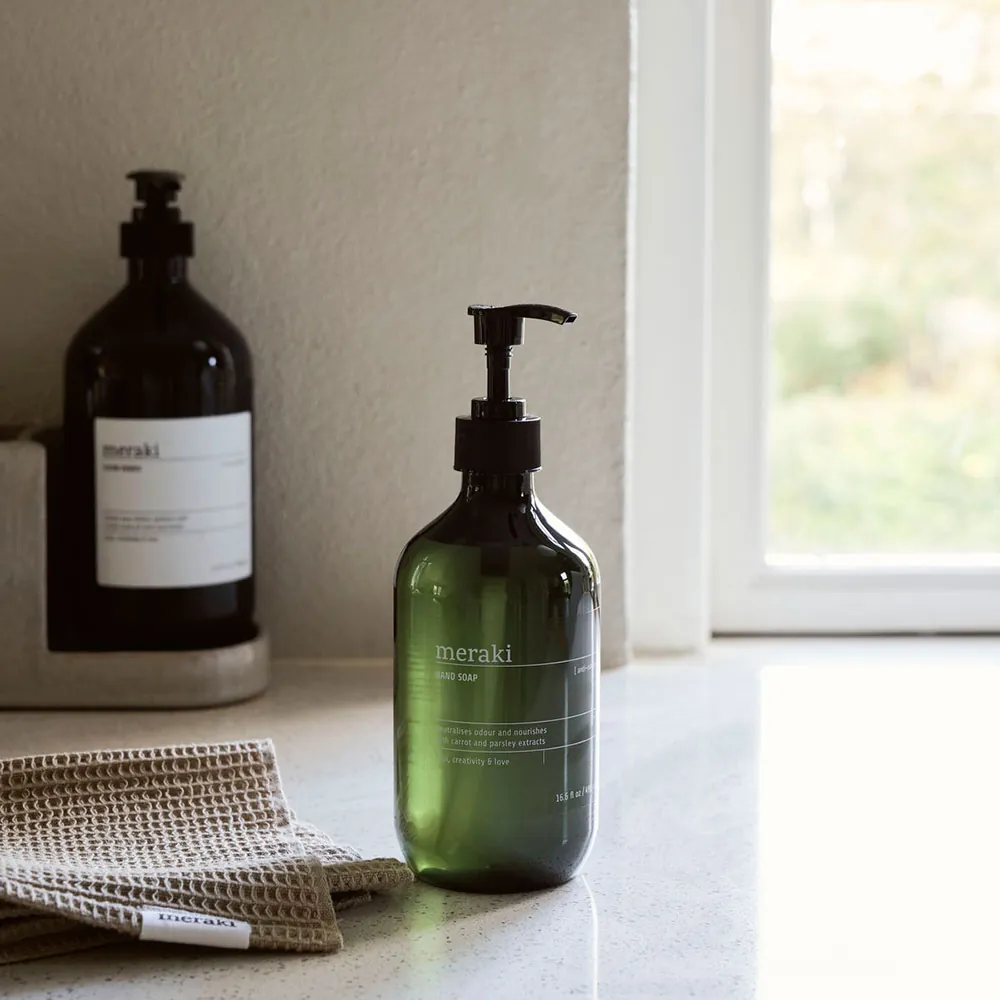 Meraki Anti-odour håndsæbe med pumpe 490 ml på bord ved vindue