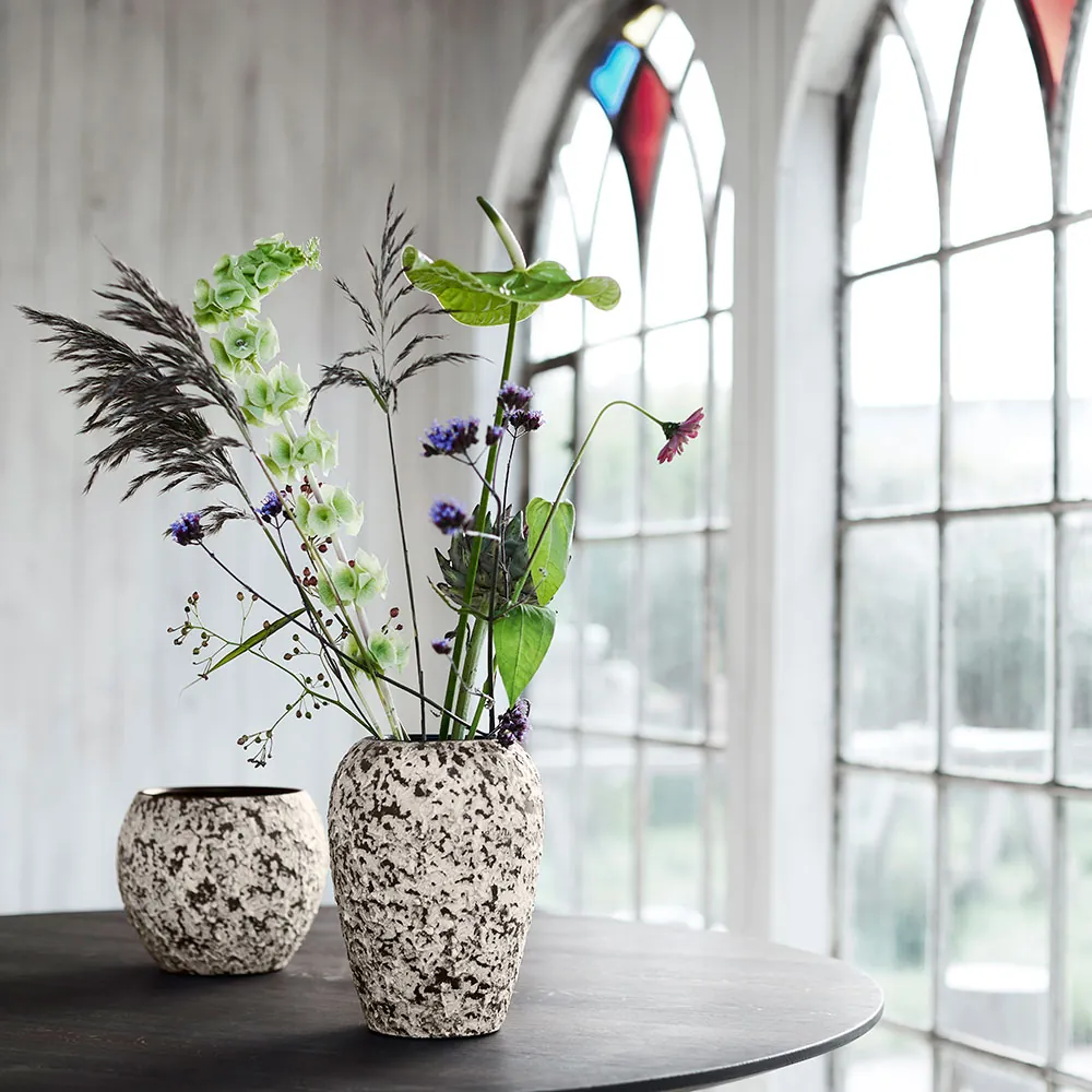 Muubs Dawn 26 vase med grønne grene foran vinduer