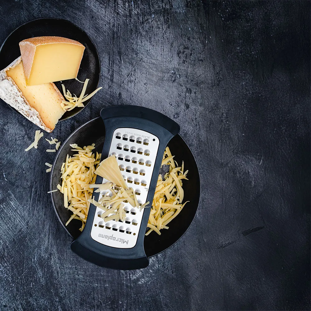 Microplane coarse bowl grater i skål med revet ost