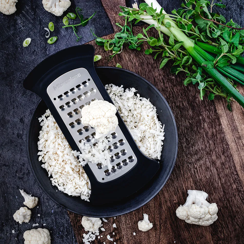 Microplane coarse bowl grater i skål med revet blomkål
