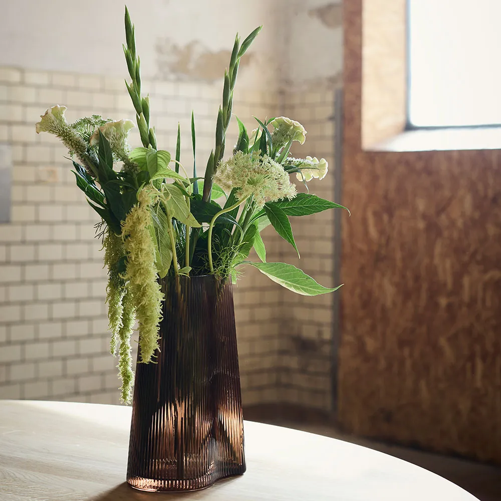 Muubs Ripe vase røget brun med buset af hvide og grønne blomster
