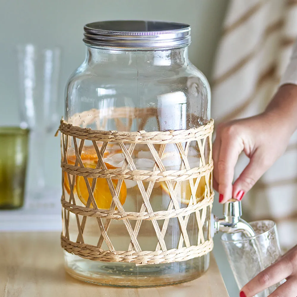 Person anvender Bloomingville Manna glasdispenser med tappehane
