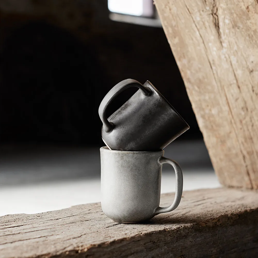 Muubs Mame krus med hank i farverve Østers og Kaffe stablet