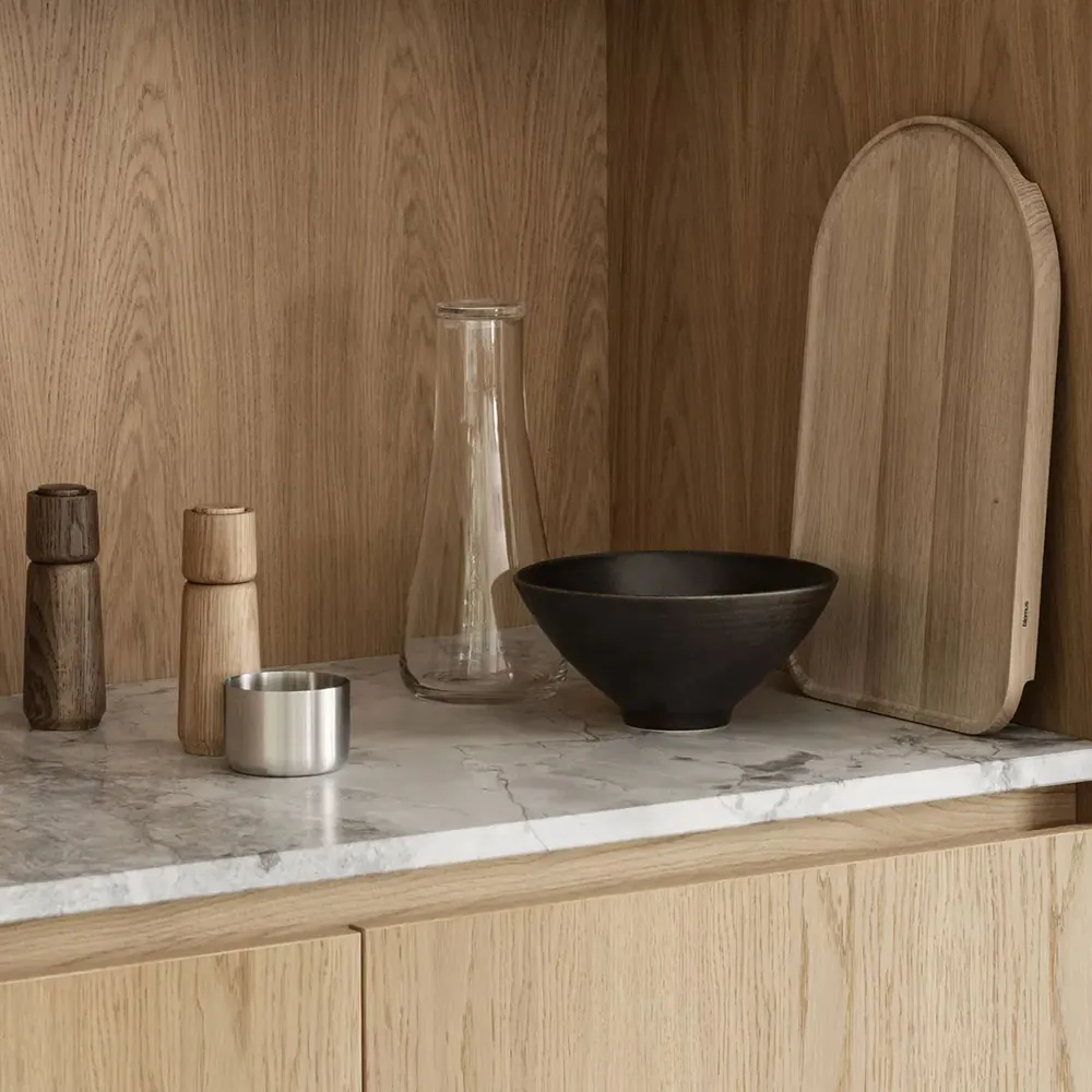 Blomus Zen skærebræt og serveringsbakke i eg 40 cm på køkkenbord med salt og peberkværn