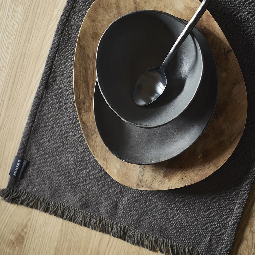 Muubs Mame morgenmadsskål i farven Kaffe ovenpå tallerken