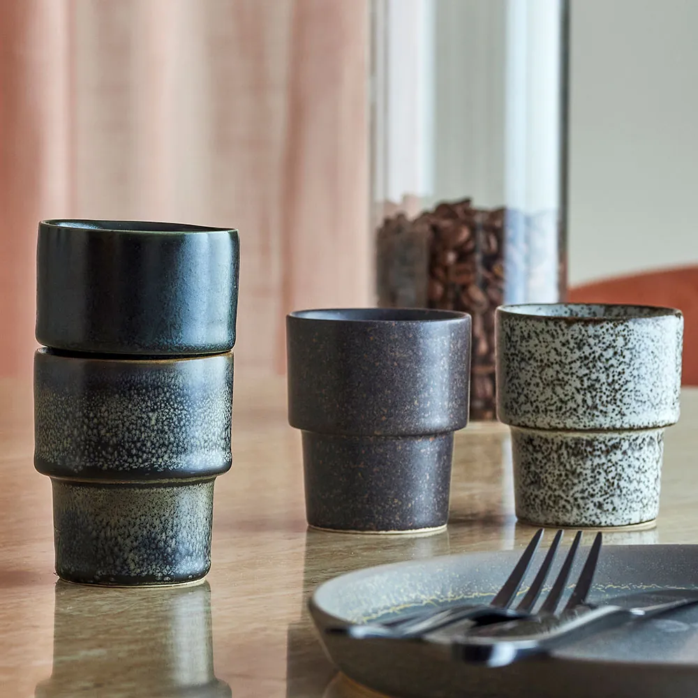 Bloomingville Ewan espressokop i neutrale farver på bord
